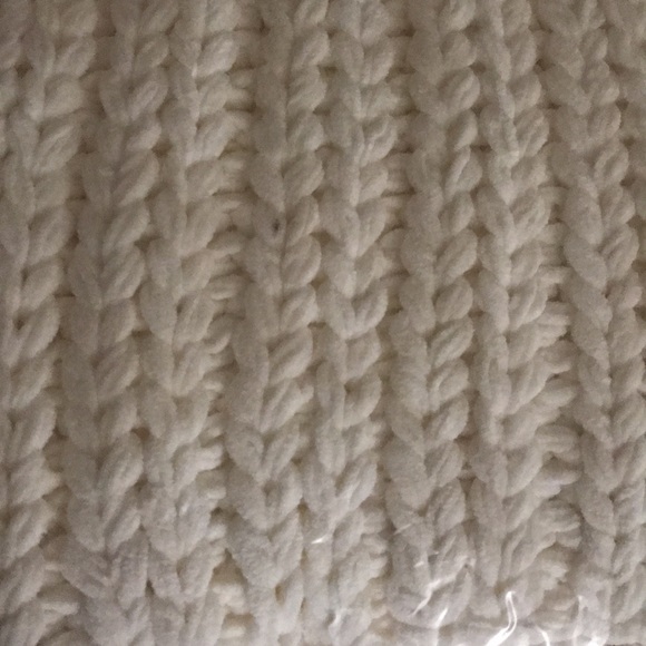 UGG brand new throw still in plastic wrap - Picture 9 of 12